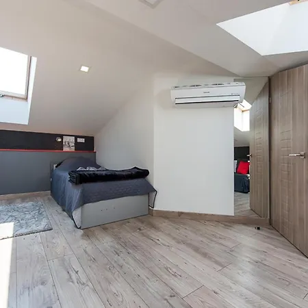 Cozy And Large 62 M2 Apartment With Air Conditioning, Old Town-2